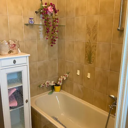 - Sleeps 2 Balcony Wifi Parking * Culla